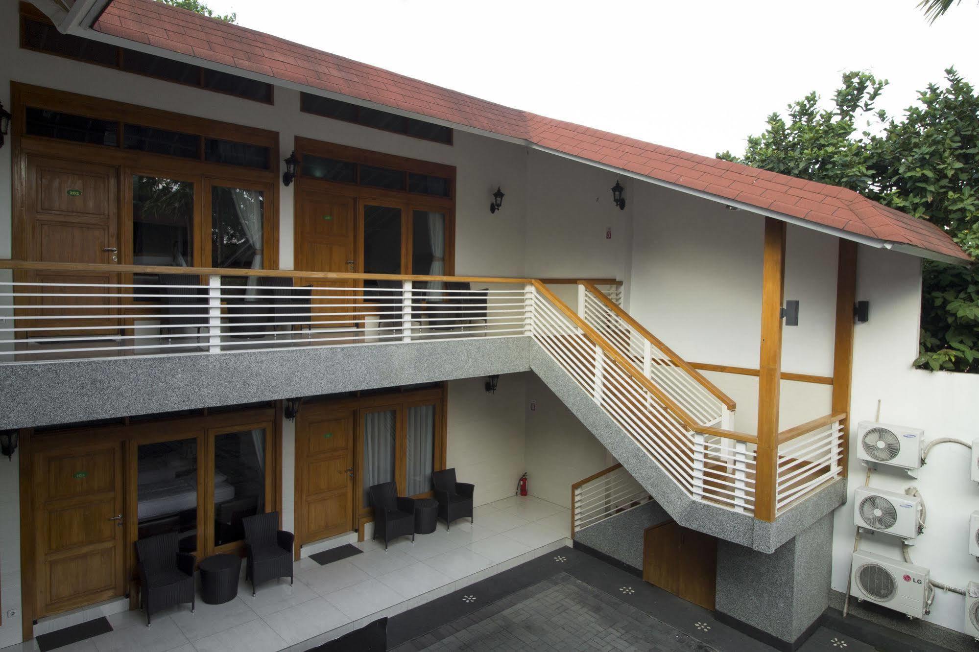 Reddoorz Plus @ Hegarmanah Bandung Exterior foto