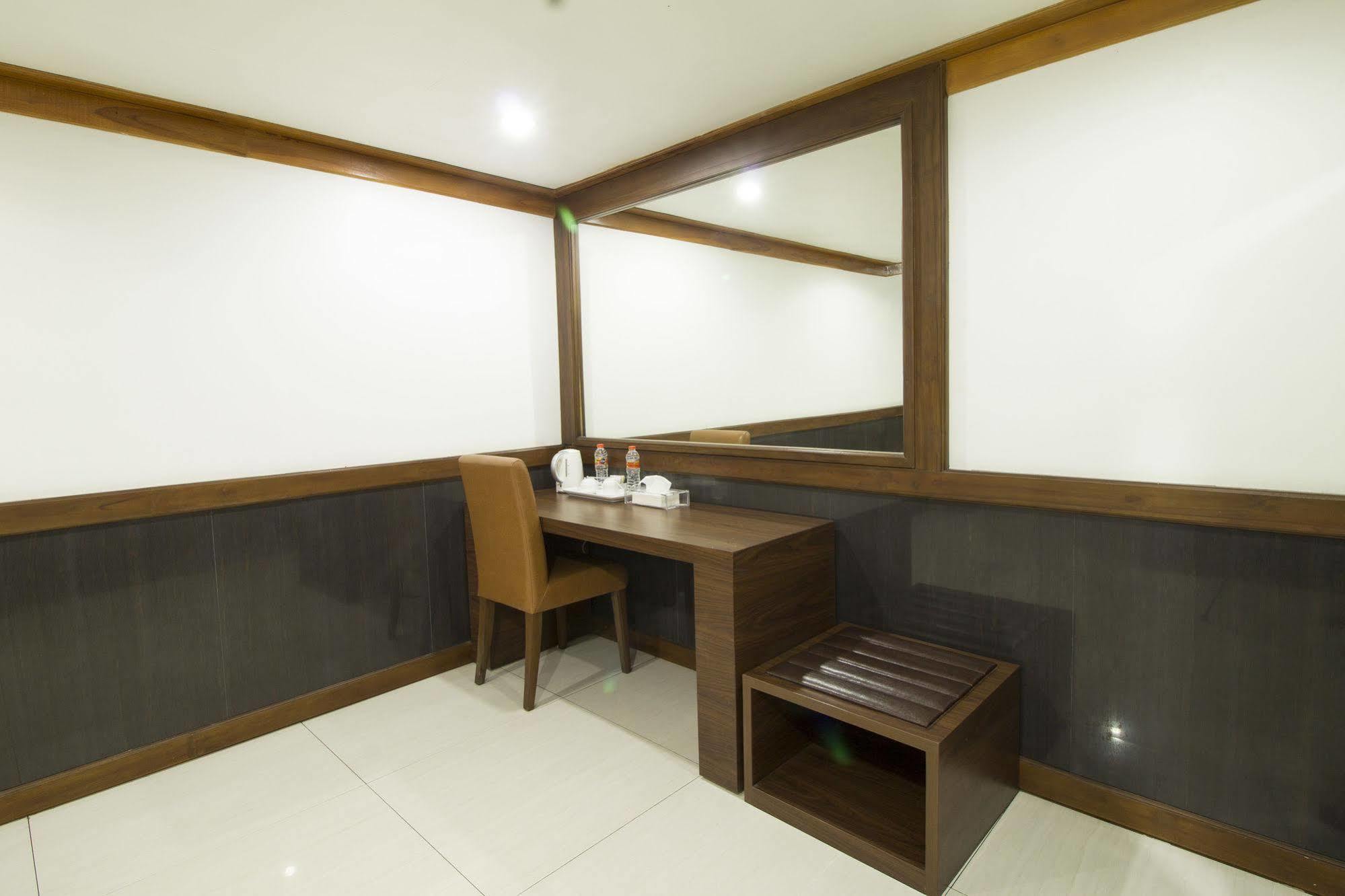 Reddoorz Plus @ Hegarmanah Bandung Exterior foto