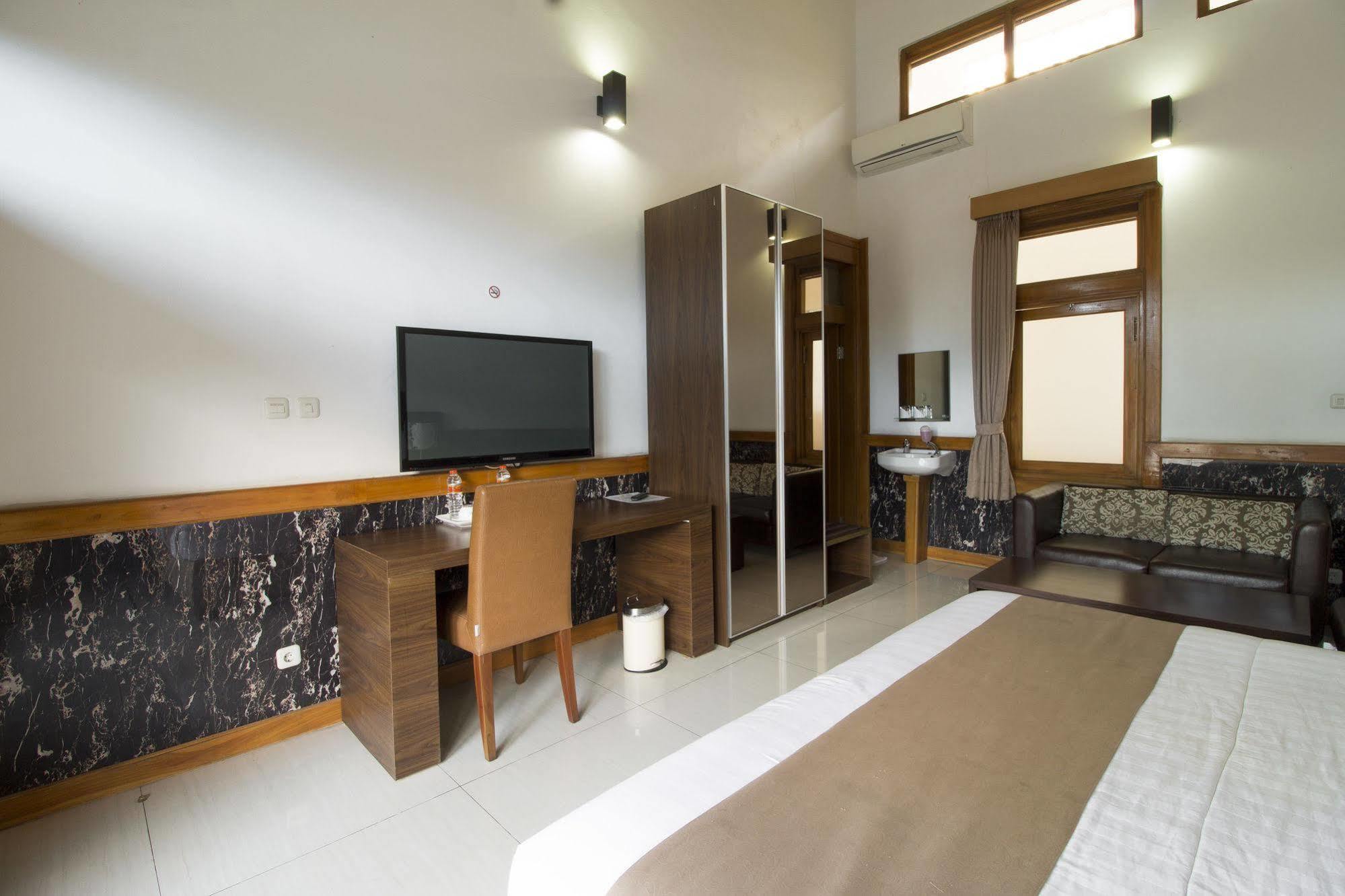 Reddoorz Plus @ Hegarmanah Bandung Exterior foto