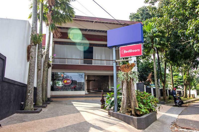 Reddoorz Plus @ Hegarmanah Bandung Exterior foto